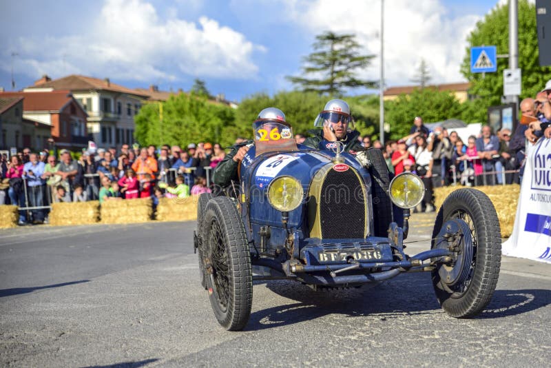阿米莉雅,意大利,2018年5月 Mille Miglia 1000英里,历史葡萄酒赛车 驾驶历史的布加迪,蓝色的两个人 库存照片 阿米莉雅,意大利,2018年5月 Mille Miglia 1000英里,历史葡萄酒赛车 驾驶历史的布加迪,蓝色的两个人 库存照片